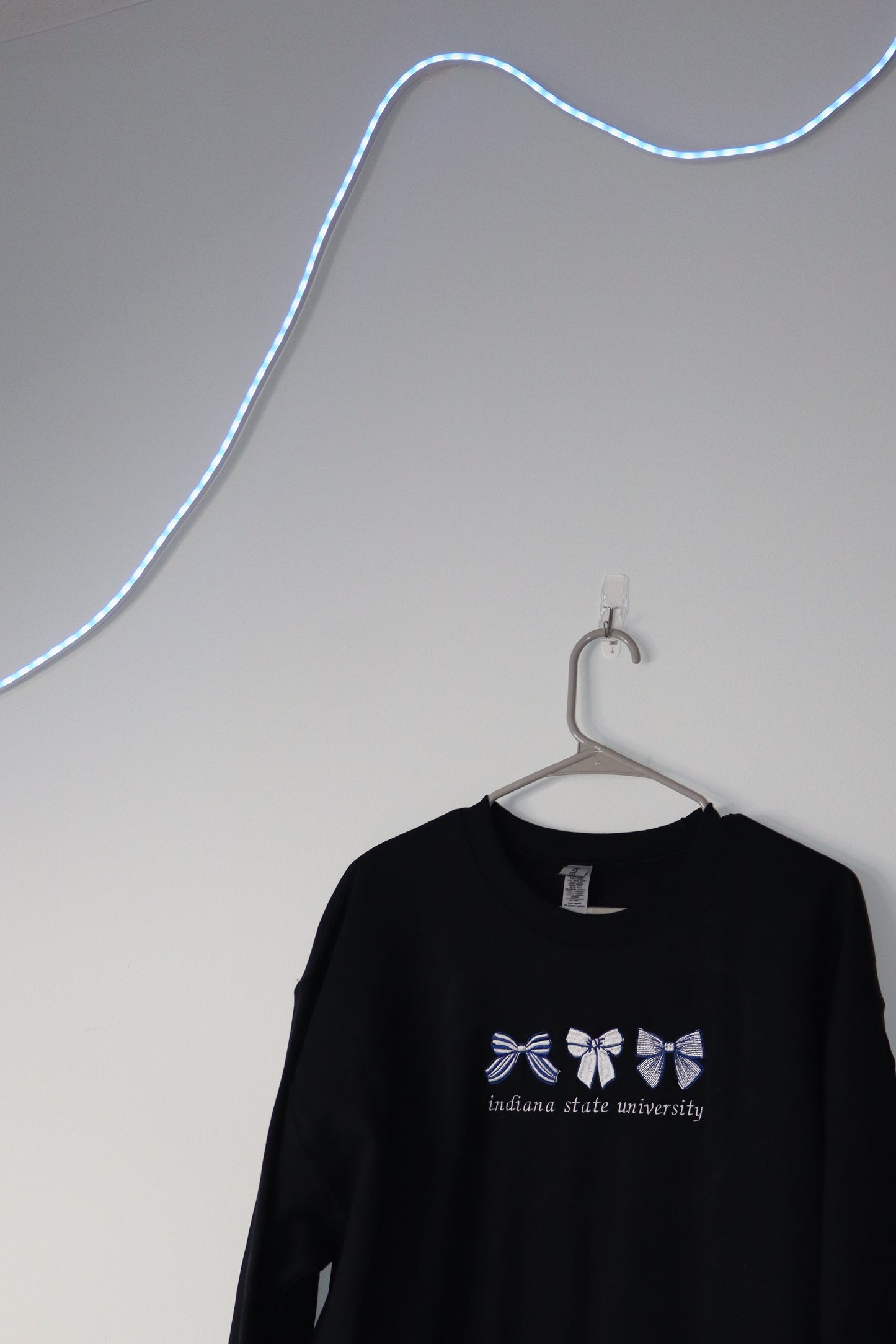 classic bow embroidered crewneck