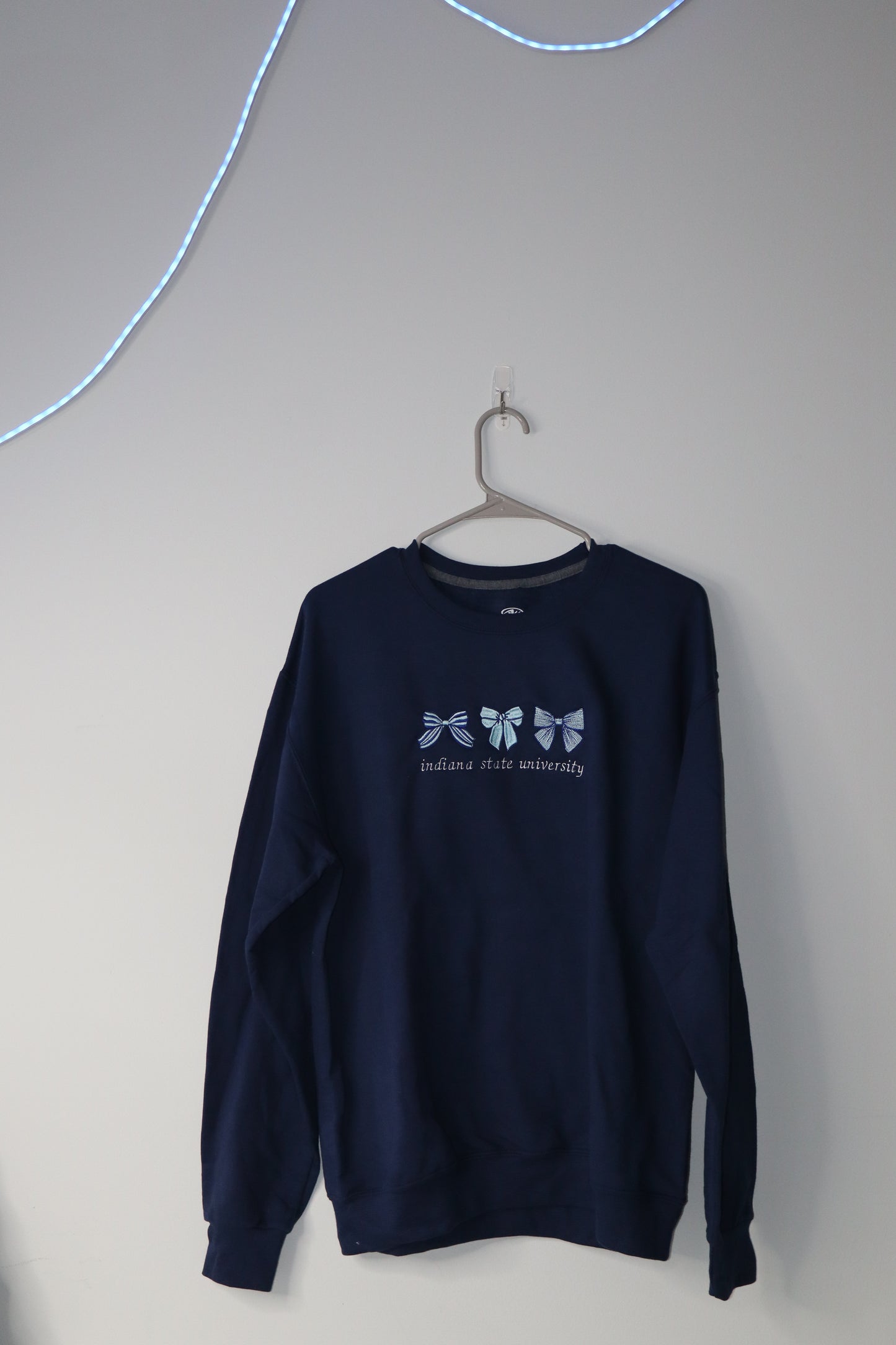 classic bow embroidered crewneck