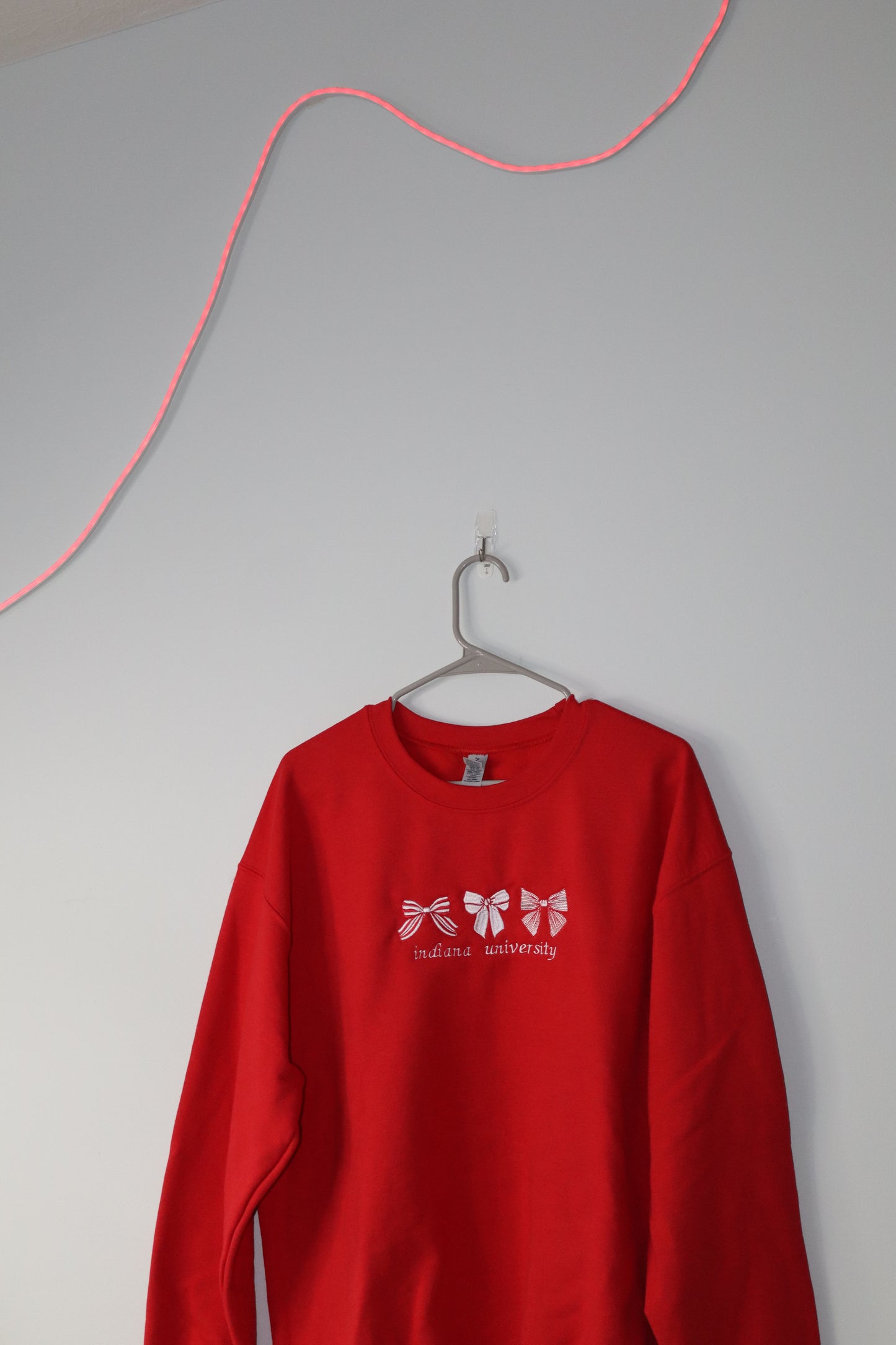 classic bow embroidered crewneck