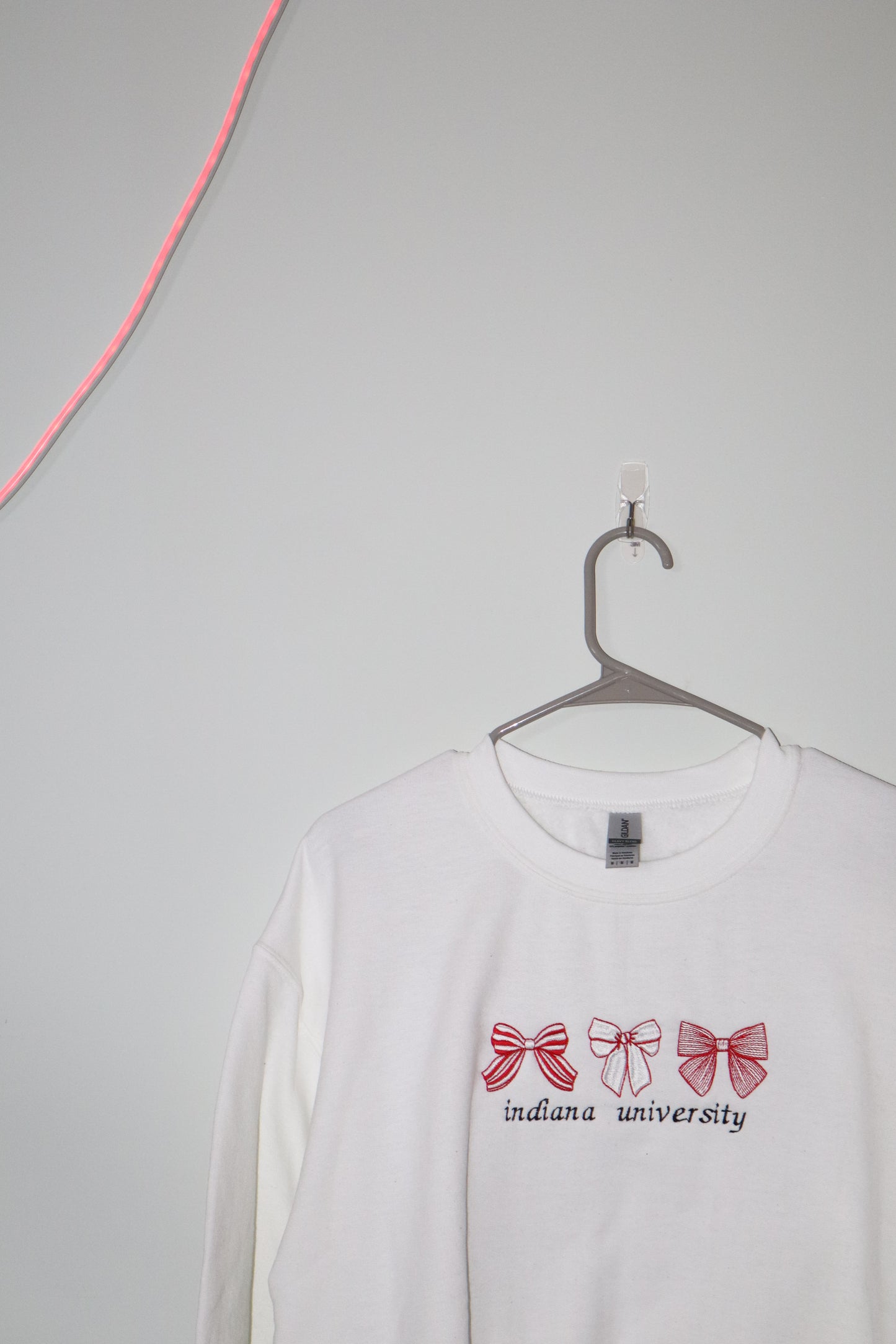 classic bow embroidered crewneck